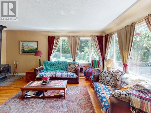 10288 Kelly Creek Road, Powell River, BC - Indoor Photo Showing Living Room