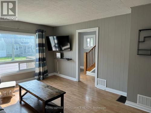 102 Yeomans Street, Belleville, ON - Indoor Photo Showing Living Room