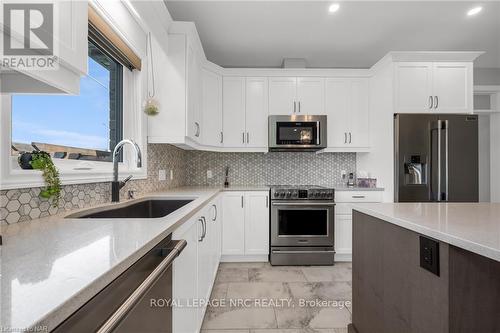 31 Secord Street, Thorold, ON - Indoor Photo Showing Kitchen With Stainless Steel Kitchen With Upgraded Kitchen