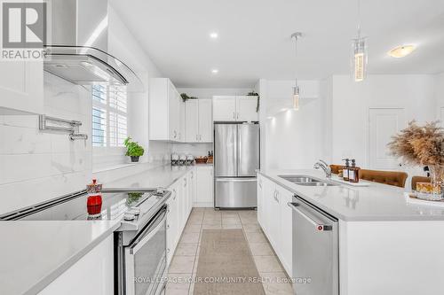 33 Prairie  Grass Crescent, East Gwillimbury, ON - Indoor Photo Showing Kitchen With Double Sink With Upgraded Kitchen