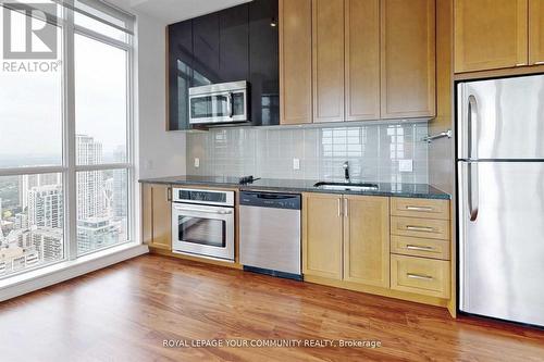 3402 - 89 Dunfield Avenue, Toronto (Mount Pleasant West), ON - Indoor Photo Showing Kitchen With Upgraded Kitchen