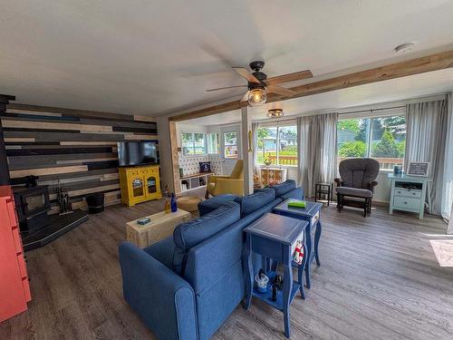 Salon - 17 Rue Beach, Grenville-Sur-La-Rouge, QC - Indoor Photo Showing Living Room