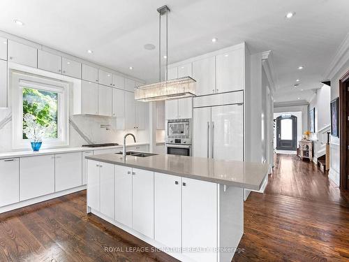 231 Lonsmount Dr, Toronto, ON - Indoor Photo Showing Kitchen With Upgraded Kitchen