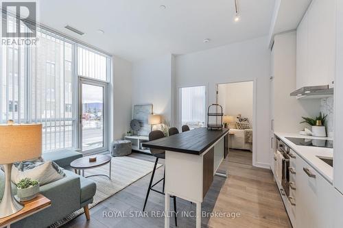 105 - 10 Honeycrisp Crescent, Vaughan, ON - Indoor Photo Showing Kitchen