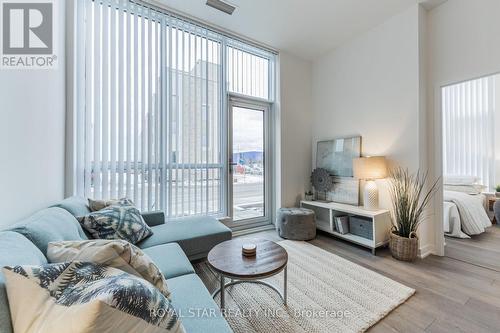 105 - 10 Honeycrisp Crescent, Vaughan, ON - Indoor Photo Showing Living Room