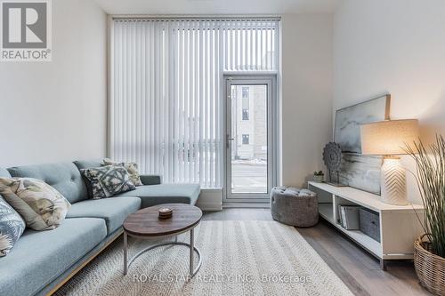 105 - 10 Honeycrisp Crescent, Vaughan, ON - Indoor Photo Showing Living Room