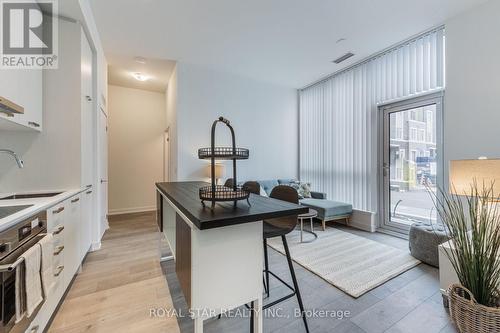 105 - 10 Honeycrisp Crescent, Vaughan, ON - Indoor Photo Showing Kitchen