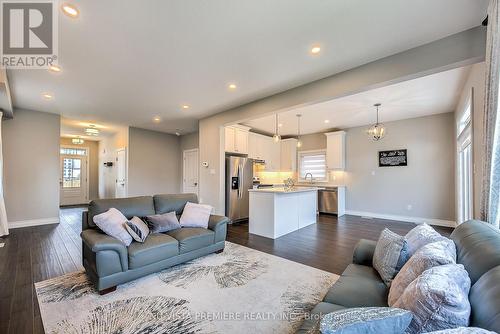 1926 Jim Hebb Way, London, ON - Indoor Photo Showing Living Room