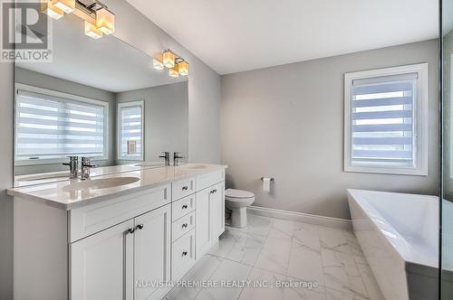 1926 Jim Hebb Way, London, ON - Indoor Photo Showing Bathroom