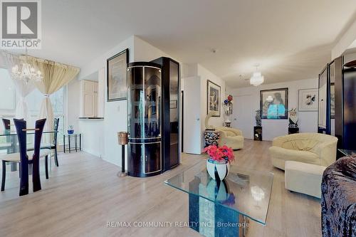 1612 - 8 Park Road, Toronto (Rosedale-Moore Park), ON - Indoor Photo Showing Living Room