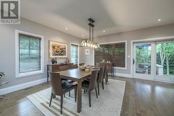 expansive dining area - 