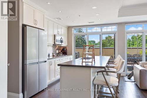 206 - 205 Lakeshore Road W, Oakville (Old Oakville), ON - Indoor Photo Showing Kitchen With Upgraded Kitchen