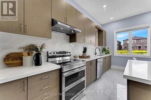 223 Granite Ridge Trail, Hamilton (Waterdown), ON - Indoor Photo Showing Kitchen With Upgraded Kitchen