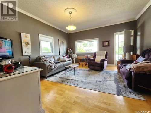 250 3Rd Avenue E, Gravelbourg, SK - Indoor Photo Showing Living Room