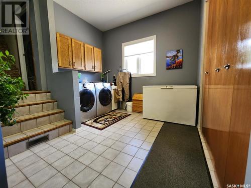 250 3Rd Avenue E, Gravelbourg, SK - Indoor Photo Showing Laundry Room