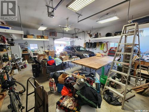 250 3Rd Avenue E, Gravelbourg, SK - Indoor Photo Showing Garage