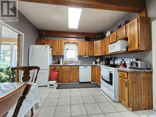 250 3Rd Avenue E, Gravelbourg, SK - Indoor Photo Showing Kitchen