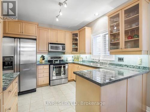 34 Briar Gate Way, New Tecumseth, ON - Indoor Photo Showing Kitchen