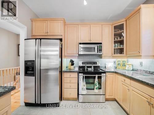 34 Briar Gate Way, New Tecumseth, ON - Indoor Photo Showing Kitchen