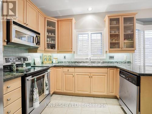 34 Briar Gate Way, New Tecumseth, ON - Indoor Photo Showing Kitchen