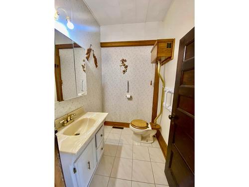 2023 Thompson Avenue, Rossland, BC - Indoor Photo Showing Bathroom