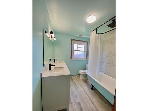 2023 Thompson Avenue, Rossland, BC - Indoor Photo Showing Bathroom