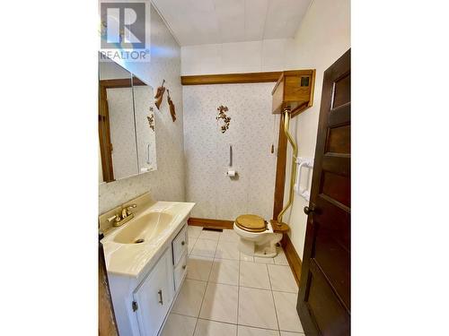 2023 Thompson Avenue, Rossland, BC - Indoor Photo Showing Bathroom