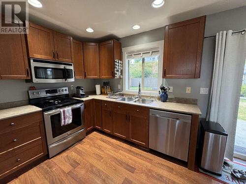 211 Foster Way, Williams Lake, BC - Indoor Photo Showing Kitchen With Double Sink