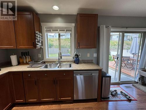 211 Foster Way, Williams Lake, BC - Indoor Photo Showing Kitchen With Double Sink