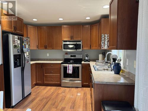 211 Foster Way, Williams Lake, BC - Indoor Photo Showing Kitchen With Double Sink