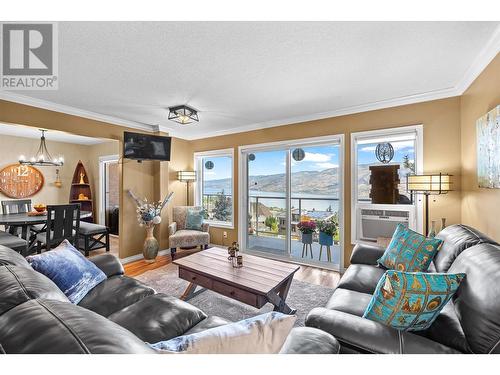 4630A Ponderosa Drive Unit# 102, Peachland, BC - Indoor Photo Showing Living Room