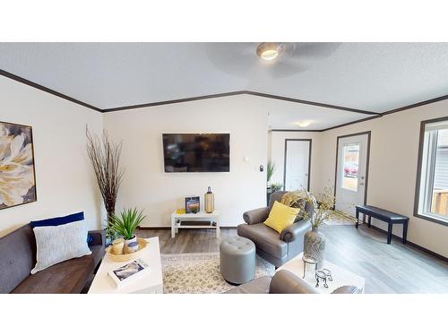 513 Pagurut Avenue W, Cranbrook, BC - Indoor Photo Showing Living Room