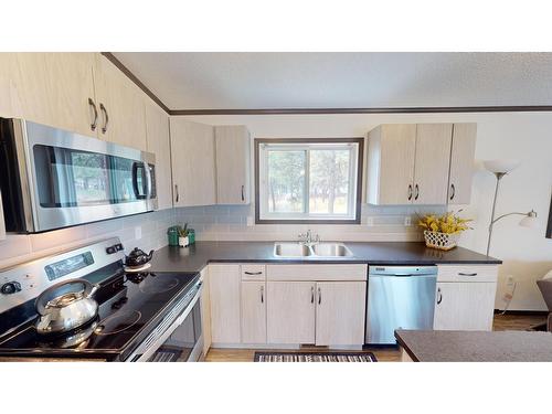 513 Pagurut Avenue W, Cranbrook, BC - Indoor Photo Showing Kitchen With Double Sink