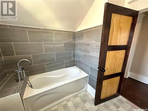 1372 98Th Street, North Battleford, SK - Indoor Photo Showing Bathroom