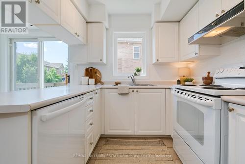 20B Leaside Park Drive, Toronto (Thorncliffe Park), ON - Indoor Photo Showing Kitchen