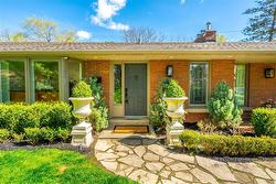 607 Edgewater Crescent  Burlington, ON L7T 3L8