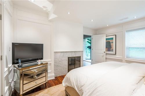 607 Edgewater Crescent, Burlington, ON - Indoor Photo Showing Bedroom