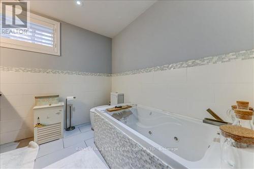 19 Yorkview Drive, Toronto (Stonegate-Queensway), ON - Indoor Photo Showing Bathroom