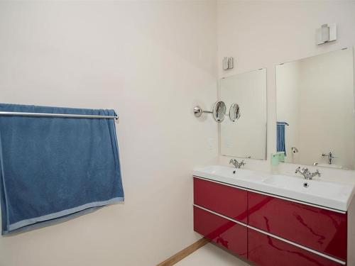 8076 Mapleward Road, Thunder Bay, ON - Indoor Photo Showing Bathroom