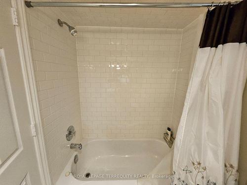 323 Lawrence Ave W, Toronto, ON - Indoor Photo Showing Bathroom