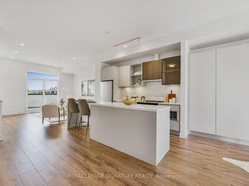 3058 Trailside Dr, Oakville, ON - Indoor Photo Showing Kitchen With Upgraded Kitchen