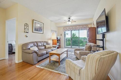 Livingroom - 2075 Amherst Heights Drive|Unit #512, Burlington, ON 