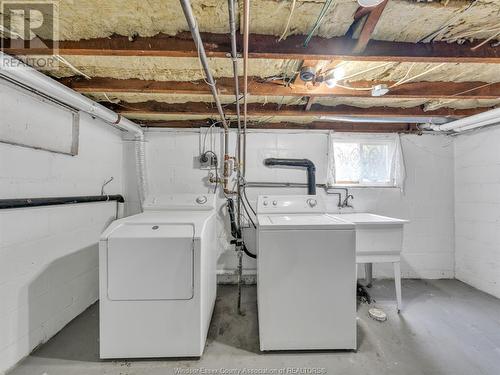 92-94 Hanna Street, Windsor, ON - Indoor Photo Showing Laundry Room