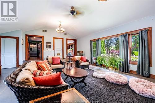 395 Kensington Boulevard, Tecumseh, ON - Indoor Photo Showing Living Room