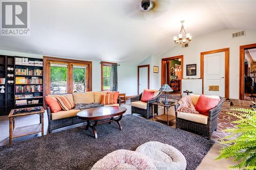 395 Kensington Boulevard, Tecumseh, ON - Indoor Photo Showing Living Room