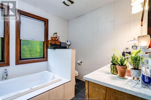 395 Kensington Boulevard, Tecumseh, ON - Indoor Photo Showing Bathroom