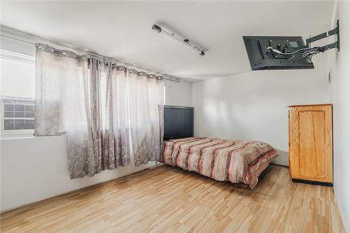 1357 Main Street E, Hamilton, ON - Indoor Photo Showing Bedroom