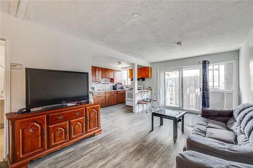 1357 Main Street E, Hamilton, ON - Indoor Photo Showing Living Room