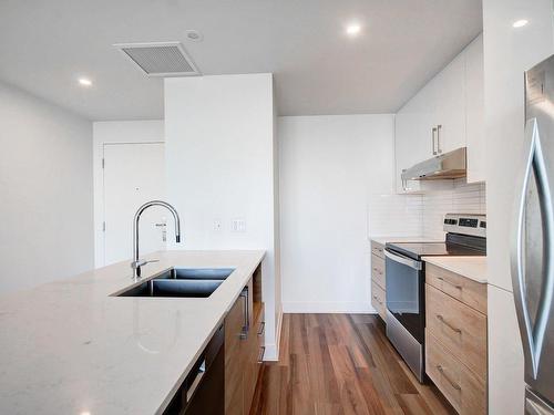 Cuisine - 1403-2200 Rue Sauvé O., Montréal (Ahuntsic-Cartierville), QC - Indoor Photo Showing Kitchen With Double Sink With Upgraded Kitchen