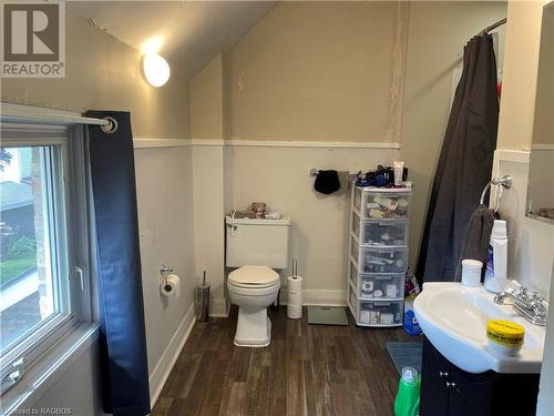 upper level 4 piece bathroom - 188 9Th Street, Hanover, ON - Indoor Photo Showing Bathroom